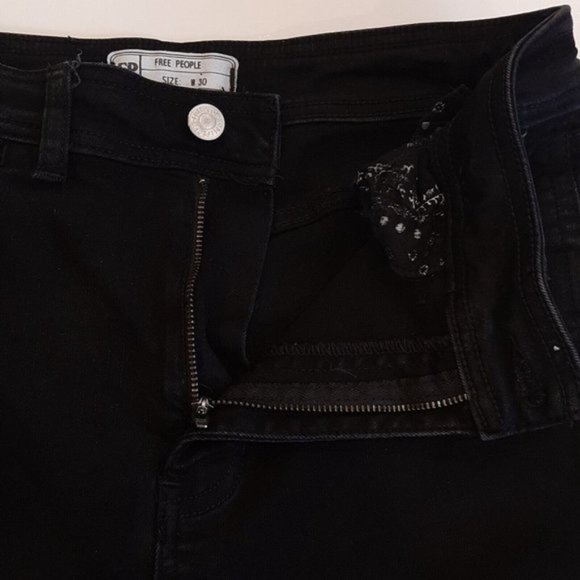 ⏬ Free People So Chic Shorts Womens Size 30 Clean Black Bermuda Denim Raw Hem - Picture 13 of 16